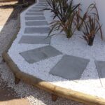 Caminho de jardim com plantas ornamentais