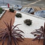 Espaço exterior com gravilha e plantas ornamentais