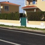 Jardim exterior residencial com manutenção